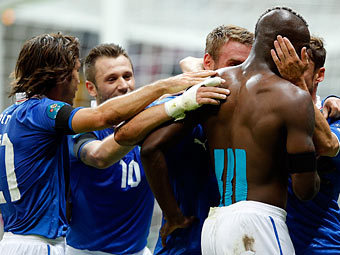 Футболисты сборной Италии празднуют второй гол в ворота Германии. Фото Reuters