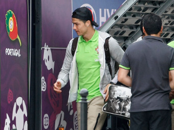 Роналду покидает польский отель. Фото Reuters