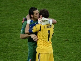 Лучшие вратари Евро-2012, Икер Касильяс и Джанлуиджи Буффон, фото (c)AFP