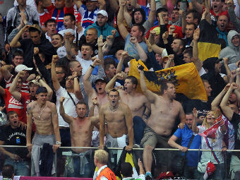 Российские фанаты на мачте с Польшей. Фото РИА Новости, Владимир Песня