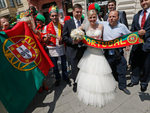 Португальские болельщики отмечают свадьбу во Львове. Фото Reuters