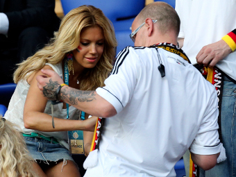 Перед матчем все спокойно: жена Рафы ван дер Варта расписывается на футболке немецкого фана