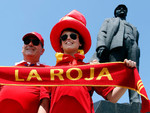 Испанские болельщики на фоне памятника Владимиру Ильичу Ленину. Фото Reuters