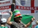 Болельщик сборной Италии на фоне английских флагов. Фото (c)AFP