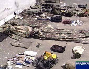 Вещи боевиков, захвативших школу в Беслане, кадр НТВ, архив