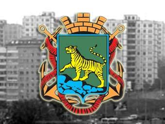 Герб Владивостока (с сайта geraldika.ru) на фоне одного из районов города (кадр НТВ, архив)