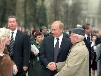 Владимир Путин с ветеранами Великой Отечественной войны. Фото с сайта putin2004.ru