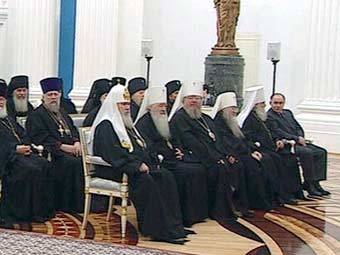 Алексий II и священнослужители, кадр телеканaла НТВ, архив
