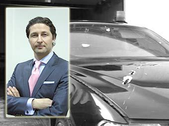 Адвокат Руслан Коблев (фото с сайта bestlawyers.ru) на фоне поврежденной машины Анатолия Чубайса (кадр НТВ)