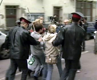 Задержание активистов молодежных организаций у посольства Белоруссии в Москве. Съемки НТВ