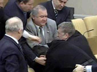 Потасовка депутатов Госдумы 30 марта 2005 года. Кадр Первого канала