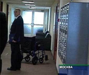 Инвалидное кресло Генри Хайда в здании Думы. Кадр НТВ, архив