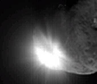 Momento de kolizio de la sondilo kun la kometo. Foto de la paĝaro de NASA