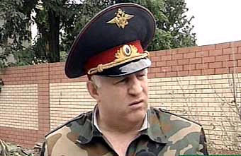 Estro de la Ministerio pri internjaj aferoj de Dagestanio Adilgirej Magomedtagirov.Kadro de televidkanalo NTV, arkivo
