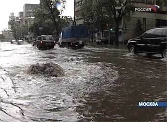 Последствия ливневых дождей в Москве. Кадр ТК "Россия", архив