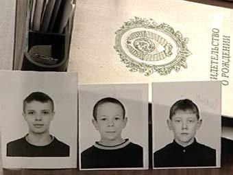 Фотографии троих подростков, кадр Первого канала