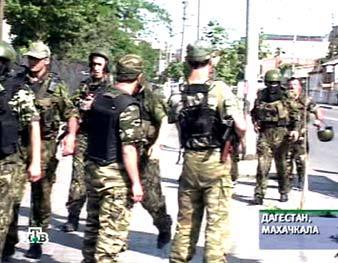 Sur loko de sturmo de domo, en kiu troviĝis la bandanoj. Filmado de kanalo NTV, arkivo