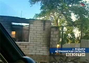 Сгоревший дом в селе Яндыки. Кадр ТК "Россия"