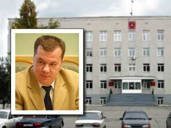 Дмитрий Егорцев на фоне администрации Нефтеюганска, фото с сайта adm.ugansk.net