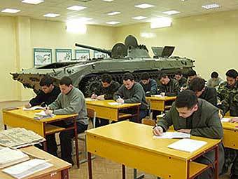 Студенты на военной кафедре, фото с сайта emu.kz