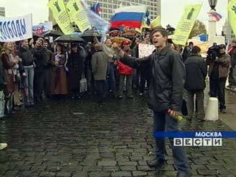 Митинг бюджетников на Горбатом мосту в Москве, кадр телеканала "Россия", архив, 2004 год 