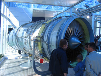Двигатель Д-30КП на стенде НПО "Сатурн" на МАКС-2005. Фото Павла Аксенова, Лента.Ру