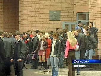 Студенты у здания одного из вузов Воронежа, кадр телеканала НТВ