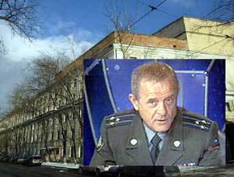 Владимир Квачков (кадр REN-TV) на фоне здания Матросской тишины (фото Reuters)
