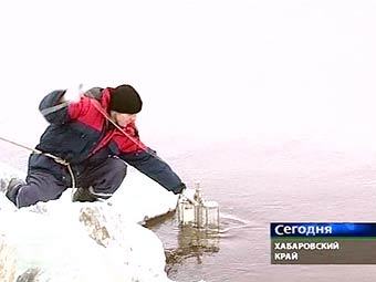 Забор проб воды в Амуре, кадр телеканала НТВ