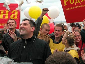 Дмитрий Рогозин и активисты "Родины", фото с сайта партии