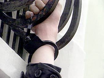 Прикованный наручниками активист НБП, съемки НТВ, архив, август 2005 года 