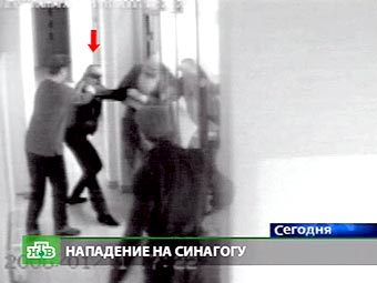 Момент нападения на прихожан синагоги. Кадр камеры видеонаблюдения, переданный НТВ 