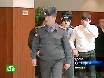 Обвиняемые по делу об убийстве Пола Хлебникова под конвоем в здании суда. Кадр НТВ, архив
