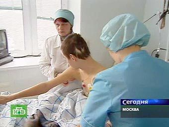 Врачи обследуют Андрея Сычева. Кадр телеканала НТВ, архив