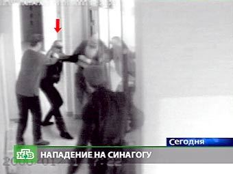 Нападение на прихожан синагоги. Кадр камеры видеонаблюдения, переданный НТВ 