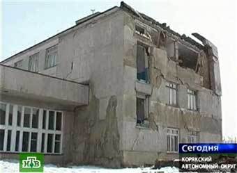 Порузарушенное здание школы в поселке Тиличики. Кадр НТВ, переданные по каналам AFP