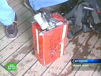 Поднятый со дна моря бортовой самописец разбившегося А-320. Кадр телеканала НТВ 