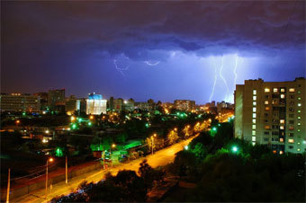 Ночная гроза 5 июня 2006 года в Москве. Фото Ивана Куринного