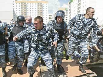 Штурм бойцами ОМОН дома в поселке Бутово. Фото AFP