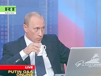 Владимир Путин отвечает на вопросы интернет-конференции. Кадр телеканала Russia Today
