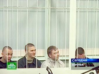 Обвиняемые по делу об убийстве перуанского студента. Кадр телеканала НТВ