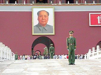 Портрет Мао на площади Тяньаньмень. Фото 