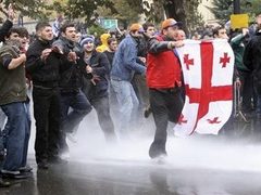 Оппозиция увидела в решении Саакашвили "победу народа"