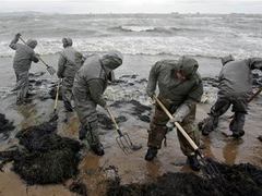 Власти Украины прекратили откачку мазута из расколовшегося танкера