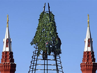 Монтаж новогодней елки в центре Москвы. Фото AFP