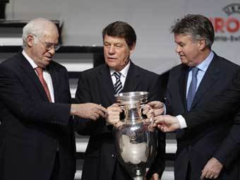   ()   -2008.  AFP