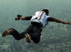 Австрийский бейс-джампер прыгнул с самого высокого здания в мире