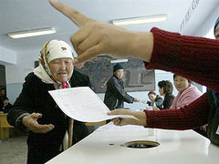 Голосование на выборах в Киргизии. Фото <a href=http://lenta.ru/info/afp.htm>AFP</a>.