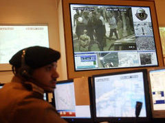 Саудовский полицейский на центральном пункте камер наблюдения. Фото <a href= quot;http://lenta.ru/info/afp.htm quot; target= quot;_blank quot;>AFP</a>