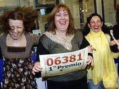 Обладательницы выигрыша с чеком лотереи. Фото <a href=http://lenta.ru/info/afp.htm>AFP</a> 